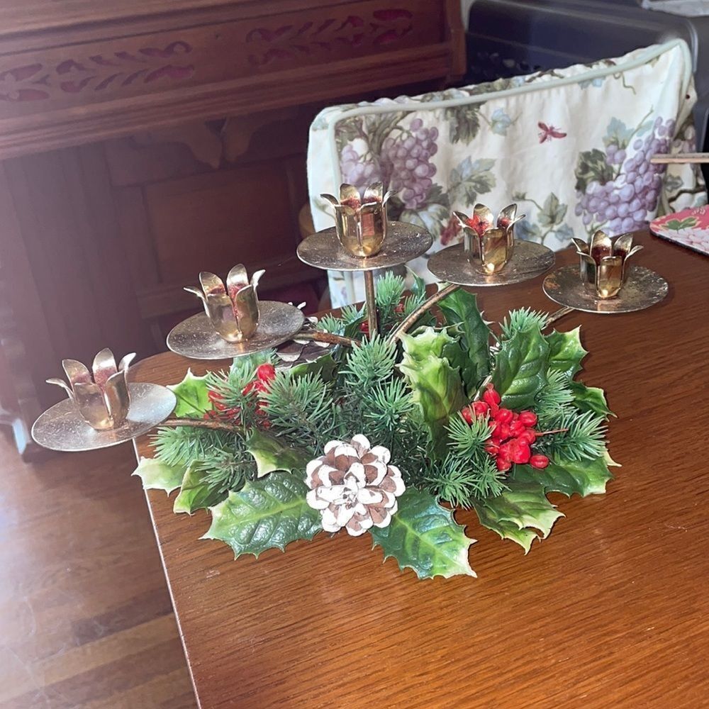 Vtg gold metal Christmas candle holder with greenery‎